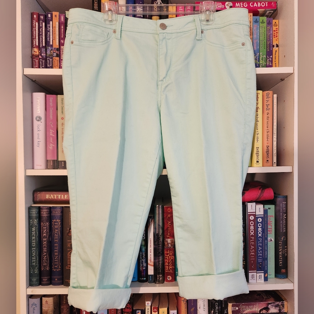Westport 62 size 16 mint green capris
